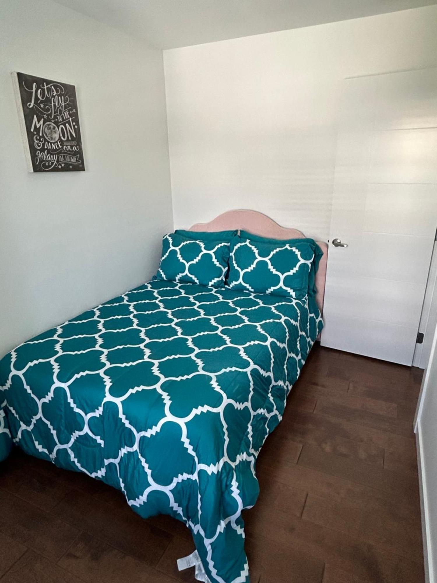 Lakefront Wine Trail Fully Licensed Modern * West Kelowna