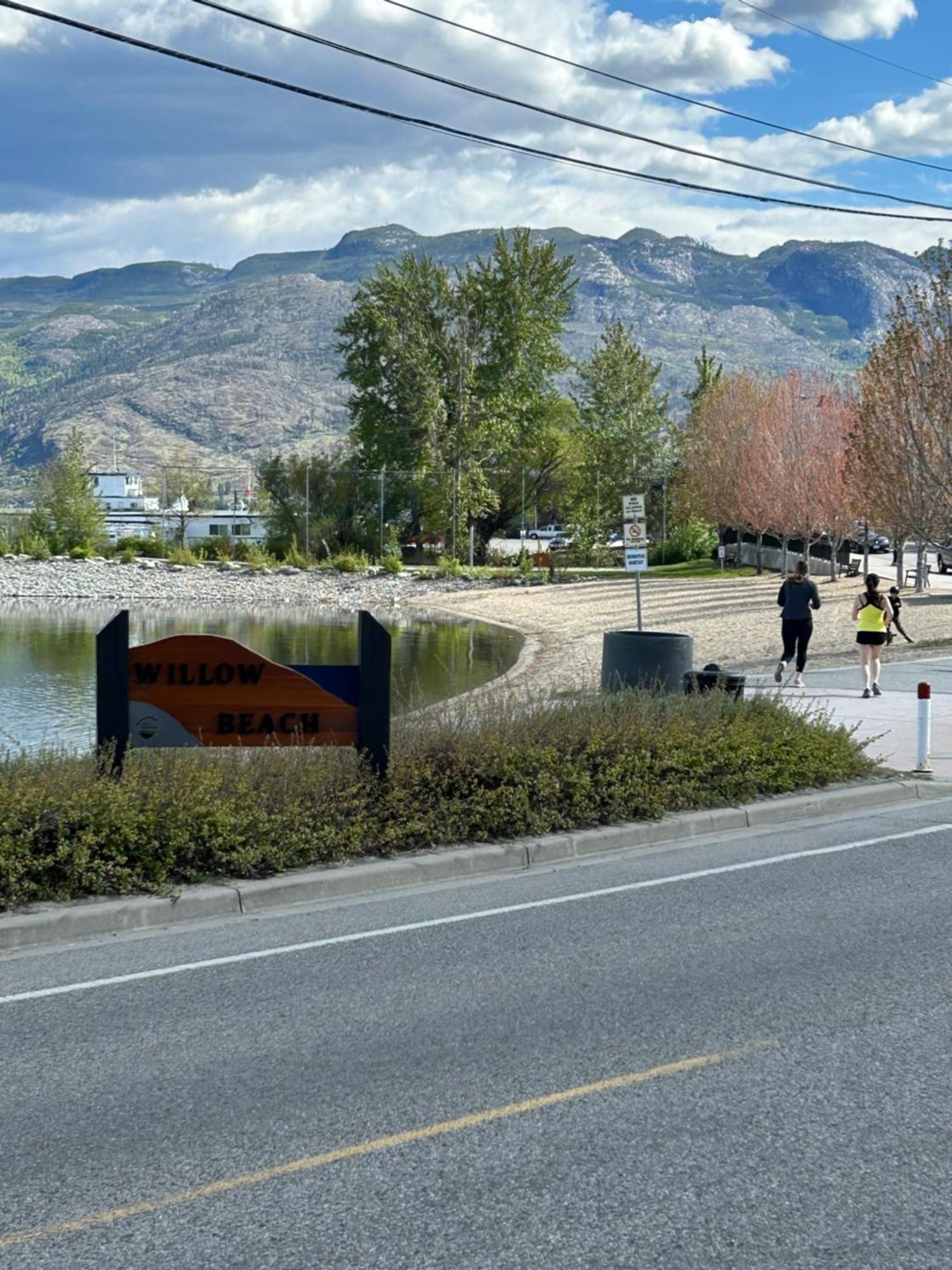 Lakefront Wine Trail Fully Licensed Modern * West Kelowna