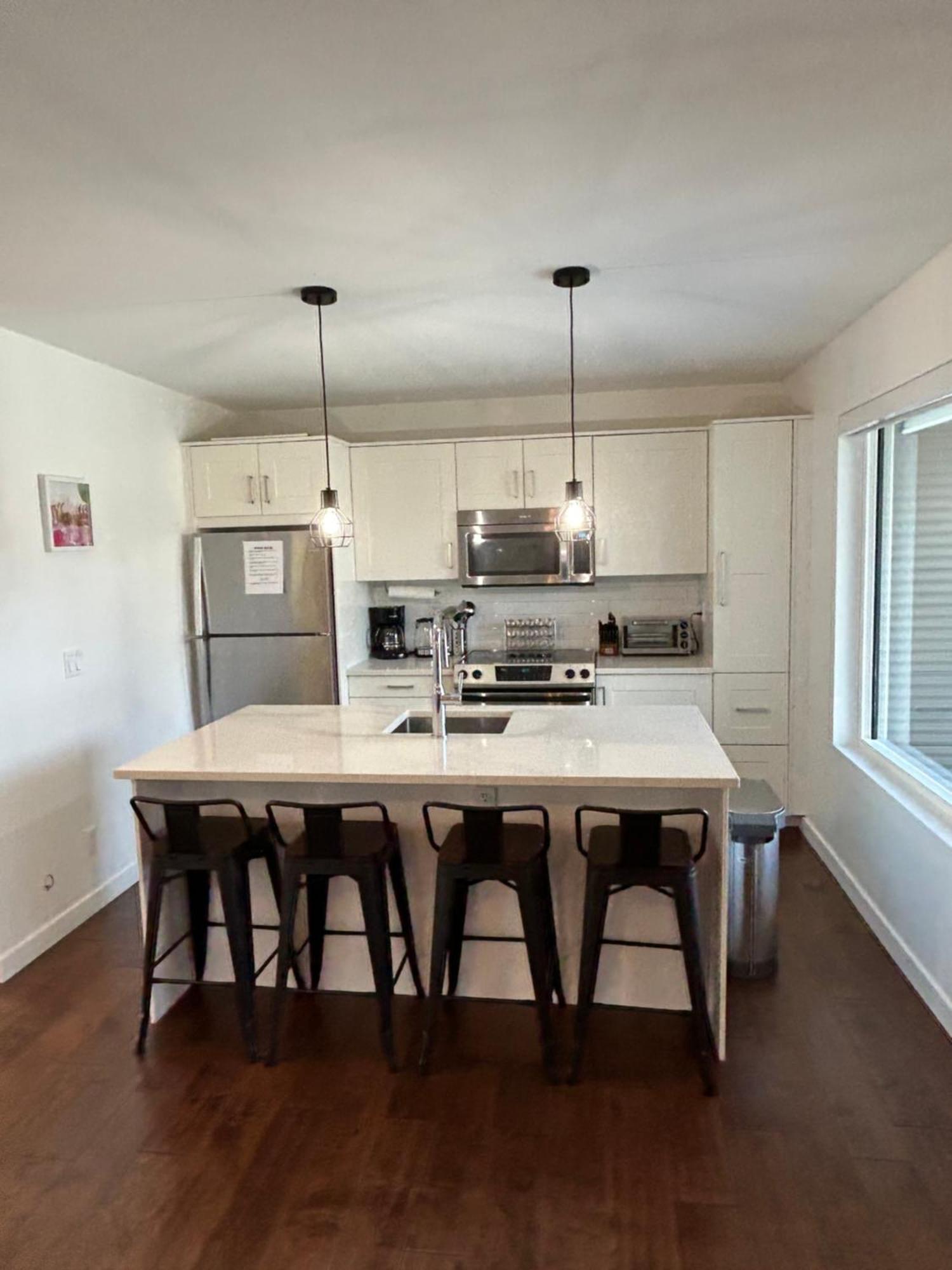 Lakefront Wine Trail Fully Licensed Modern Holiday home West Kelowna